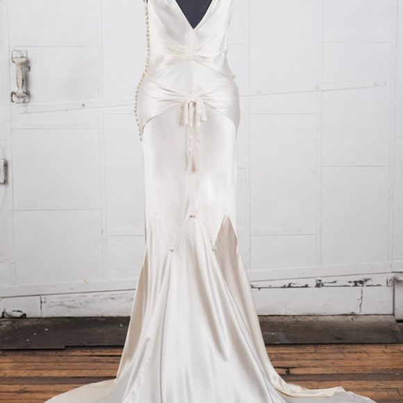 Vera Wang Old Hollywood Glam satin wedding dress - Picture 2 of 16